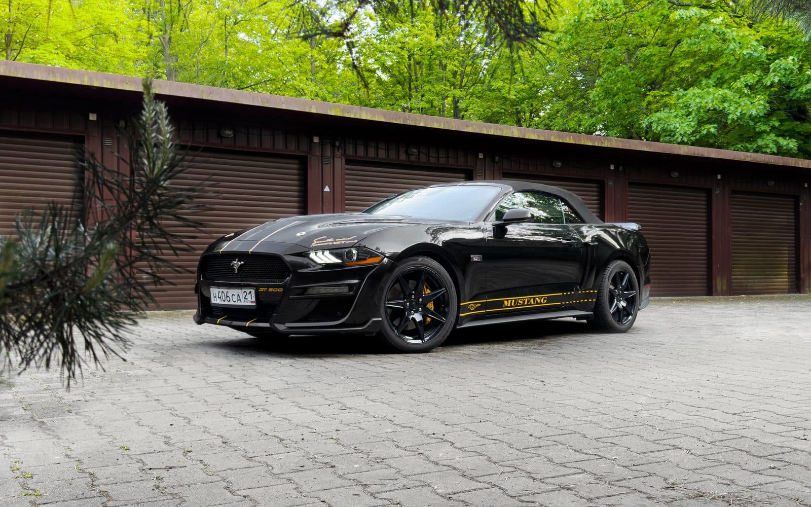 Ford Mustang Black 2021 — фото 1 в аренду в Калининграде — LiteRent