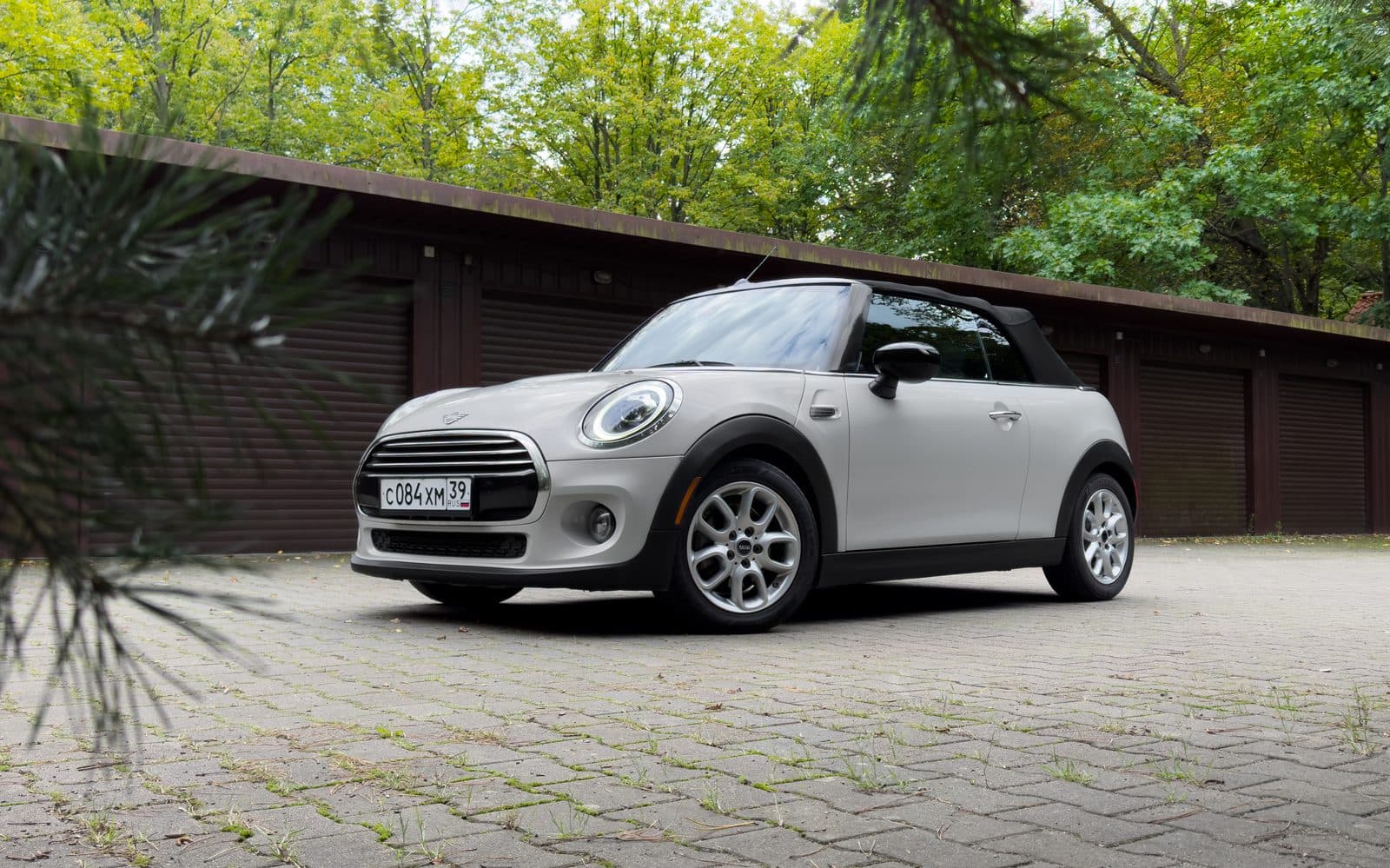 Mini Cooper Cabrio 2021 — фото 1 в аренду в Калининграде — LiteRent